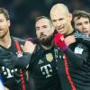 Münchens Torschütze zum 0:1, Arjen Robben (2.v.r.), bejubelt den Treffer mit Juan Bernat (r), Franck Ribery (3.v.r.), Xabi Alonso und Mario Götze (l). 