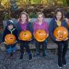 Daniela Widmann (rechts) mit ihren Kindern Pauli (3), Katharina (9), der Freundin Emily (9) und Johanna (11, von links), die ihre selbst geschnitzten Halloween-Kürbisse präsentieren. 