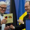 Kurios: Frank-Walter Steinmeier mit der rumänischen Version einer Deutschlandkarte. 