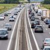 Fahrzeuge fahren auf einer Autobahn.