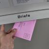 Am Briefkasten der Stadtverwaltung in Landsberg können die Briefwahl-Kuverts eingeworfen werden.