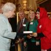 Malala, die vor einem Jahr einen Mordanschlag der Taliban überlebt hatte, überreichte Elizabeth II. ihr Buch «Ich bin Malala».