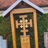 Ein "Jerusalemer Kreuz" steht seit November am Grab von Monsignore Johann Wagner, dem ehemaligen Geistlichen Direktor des Ringeisen-Werkes.