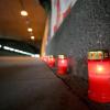 Trauerkerzen im Tunnel zum ehemaligen Loveparade-Gelände.