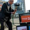 Berüchtigter Rüpel: Der rechtsextreme polnische Abgeordnete Janusz Korwin-Mikke bei einer Aktion gegen polnische TV-Kanäle in Brüssel.  	 	