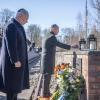 Der israelische Ministerpräsident Benjamin Netanjahu (l) und Bundeskanzler Olaf Schol besuchen das Mahnmal Gleis 17 in Grunewald.