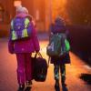 Zwei Schulkinder sind morgens auf dem Weg zu ihrer Grundschule. Wie sie sich im Fall einer unliebsamen Begegnung verhalten können, erklärt die Polizei. 