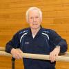 Erwin Strodel ist 81 Jahre alt und trainiert beim TSV Markt Wald immer noch junge Turner.