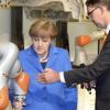 Da waren die Zeiten noch in Ordnung: Ex-Kuka-Chef Reuter zeigte Kanzlerin Merkel im Jahr 2015 Hightech aus Augsburg. Sich statt chinesischer Investoren an der Firma zu beteiligen, davor schreckte der Bund aber zurück. 