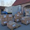 Hilfsgüter für die Ukraine werden im Friedberger Bauhof verpackt. Die Kartons sind mit Symbolen für den Inhalt gekennzeichnet, etwa Medikamente oder Babynahrung.