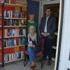 Anneliese Bergmiller (sitzend) und Beate Aberle mit Bürgermeister Markus Wöhrle in der neuen „Leihbücherei im Wintergarten“ in Obenhausen. 