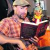 Comedian Tommy Krappweis las in der Puppenkiste. Foto: Hochgemuth