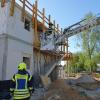 Vermutlich aufgrund von Unterzucker stürzt ein 60-Jähriger auf einer Baustelle in Rehling von einer Leiter. Die Feuerwehr rettet den Bauarbeiter.