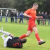 Nicht zu stoppen war Wehringen (orange) im Spiel gegen Hiltenfingen. Hier überlauft Wehringens Daniel Gleich seinen Gegenspieler Sebastian Gaschler. 