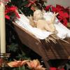 Das Jesuskind in der Krippe ist das typische Weihnachtsbild im Augsburger Dom. Aber wer genau hinguckt, kann noch mehr Weihnachten finden. 