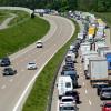 Und wieder klappt die Rettungsgasse nicht: Szene auf der A8 zwischen den Anschlussstellen Adelsried und Zusmarshausen.