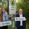 Sie freuen sich, dass nun alle Mitfahrbänkle in Neresheim stehen: Bürgermeister Thomas Häfele und Vanessa Grimminger, die Leiterin des Amts für öffentliche Ordnung.