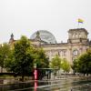 23. Juli 2022: Die Regenbogenfahne weht anlässlich des Berliner Christopher Street Day erstmals auf dem Reichstagsgebäude. Aber war es überhaupt die Richtige? Und wie wichtig ist das?