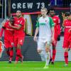 Leverkusens Moussa Diaby wird nach seinem Treffer zum 1:0 von Teamkollege Jonathan Tah (2.v.l.) gedrückt. Der FCA konnte das Spiel danach nicht mehr drehen.