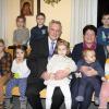 Überraschenden Besuch bekamen Sielenbachs Bürgermeister Martin Echter und seine Frau Theresia beim Neujahrsempfang von ihren drei Kindern und den acht Enkeln. 	