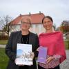 Die Tourismusbeauftragte Andrea Engel-Benz (links) und Marina Kuhn vom Landkreis Neu-Ulm mit neu aufgelegten Radel- und Wanderkarten für die Region.
