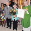 Seit einem Vierteljahrhundert ist Franziska Weber (Mitte) in Prittriching als Mesnerin tätig. Ursula Weber von der Kirchenverwaltung, Kirchenpfleger Richard Ditsch und Dekan Fritz Kahnert gratulierten. 