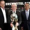 Da ist das Ding: DFL-Boss Reinhard Rauball (Mitte) mit Bayerns Sportdirektor Christian Nerlinger (links) und Schalke-Coach Felix Magath.