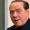 Berlusconi bei seiner Ankunft am Institut Sacra Famiglia nahe Mailand. 