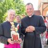 Pater Jürgen Ammerschläger (rechts) überreichte Monsignore Reichart zum Jubiläum ein besonderes Geschenk, die Nachbildung des Gnadenbild von Maria Versperbild.