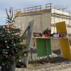 Nach dem Baustellenunglück in Denklingen Mitte Oktober haben Angehörige der Opfer an der Unfallstelle einen Weihnachtsbaum aufgestellt.