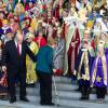 Der Chef des Bundeskanzleramtes Peter Altmaier hilft Bundeskanzlerin Angela Merkel (beide CDU) beim Empfang der Sternsinger am 07.01.2014 im Bundeskanzleramt in Berlin. Jeweils vier Sternsinger aus allen 27 deutschen Diözesen waren eingeladen. Die Bundeskanzlerin muss wegen ihrer Ski-Verletzung an Krücken gehen. 