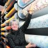 Mit Stoffmustern und deren Wirkung kennt sich Isolde Klement aus. Sie war viele Jahre lang Musterzeichnerin. Dem Textilmuseum hat sie nun ihre Arbeitsmaterialien überlassen. Foto: Anne Wall