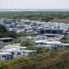 Wohnwagen und Wohnmobile stehen auf der Nordseeinsel Sylt auf einem Campingplatz in den Dünen.