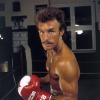 So hat er sich selbst am liebsten gesehen: Der damalige Profi-Boxer im Leichtgewicht, René Weller, posiert 1983 mit Boxhandschuhen und nacktem Oberkörper in einem Trainingsraum.