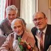 Vor einer Woche hatte Gustav Gerneth (M) mit Angehörigen und Havelbergs Bürgermeister Bernd Poloski seinen 114. Geburtstag gefeiert. Nun ist der älteste Mann der Welt gestorben.