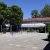 Derzeit hat die Mozartschule in Gersthofen noch viele komplett versiegelte Außenflächen. Nach der Erweiterung sollen es 700 Quadratmeter mehr Gründflächen sein.