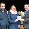 Stefan Höpfel (rechts) zeichnete das Landwirtspaar Jakob und Veronika Wünsch aus Untergriesbach für sein langjähriges Engagement für Rauchschwalben aus. 	