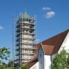 Blick auf die Kirchturmkugel vor dem Abmontieren durch die Spengler. Schon zeitnah wird die renovierte Kugel mit neuem Inhalt an ihren ursprünglichen Platz zurückkehren. 	