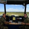 Hausbesuch im Tower am Fliegerhorst Lechfeld. Fluglotsen wie Adrian Palej (links) und Wolfgang Dietz sorgen hier für Sicherheit im Luftraum.  	