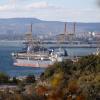 Ein Öltanker liegt im Hafen der russischen Hafenstadt Noworossijsk am Schwarzen Meer. Über den Umweg Indien kommt russisches Öl nach Europa.