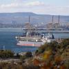 Ein Öltanker liegt im Hafen der russischen Hafenstadt Noworossijsk am Schwarzen Meer.