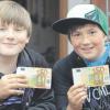 Die Belohnung für Julian Groth (links) und seinen Freund Julian Voigt: Ein Leser unserer Zeitung schenkte ihnen jeweils 50 Euro.
