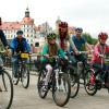 Gesund und umweltfreundlich ist das Radfahren. Das weiß auch diese Gruppe auf dem Donaukai in Neuburg. 	 	