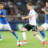 Spieler Mitchell Weiser (mitte) im Duell mit den Italienern Lorenzo Pellegrini (l) und Roberto Gagliardini bei der U21-Fußball-EM.