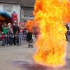 Die Kühbacher Feuerwehr demonstrierte, was bei einer Fettexplosion in einer Pfanne passiert.