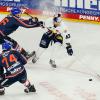 Mannheims Matthew Donovan (hinten l) und Münchens Yasin Ehliz (r) kämpfen um den Puck. Sie könnten sich in den DEL Playoffs 2023 wiedersehen.