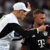 Bayerns Trainer Thomas Tuchel (l) gibt Joshua Kimmich Anweisungen.