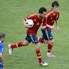 Spanien wollte mehr als das 1:1: Cesc Fabregas (l) und David Silva haben es nach dem Ausgleich eilig weiterzuspielen. Foto: Radek Pietruszka dpa