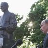 1994 wird Putin erster Stellvertreter des Bürgermeisters von Sankt Petersburg, Anatolij Sobtschak. Auf dem Bild weiht er ein Denkmal des verstorbenen Bürgermeisters ein.