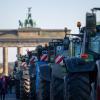 Am Brandenburger Tor in Berlin stehen demonstrierende Bauern. Am 15. Januar gipfelt der bundesweite Protest in einer Großdemonstration in der Hauptstadt.